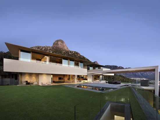 A CONTEMPORARY SOUTH AFRICAN HOME WITH SPECTULAR 360° VIEWS