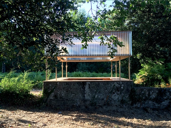 despite its heaviness, all constructed elements seem to be hanging over the stone tank