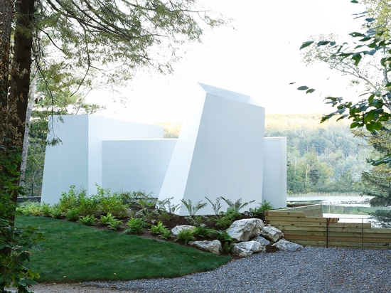 ﻿Taylor and Miller creates sculptural weekend home beside a Massachusetts lake