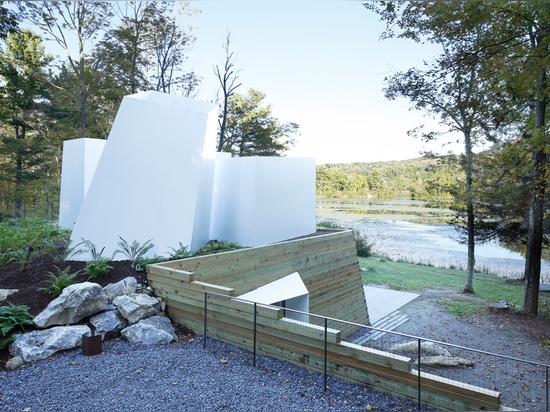 ﻿Taylor and Miller creates sculptural weekend home beside a Massachusetts lake