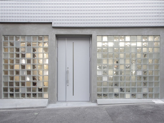 Glass blocks create multi-tonal facade for antiques showroom by Jun Murata