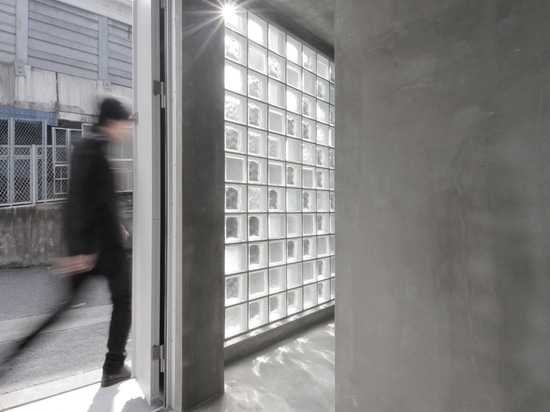 Glass blocks create multi-tonal facade for antiques showroom by Jun Murata