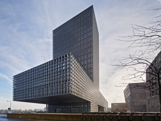 Steel grid covers double cantilevered building for the University of Luxembourg