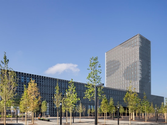 Steel grid covers double cantilevered building for the University of Luxembourg