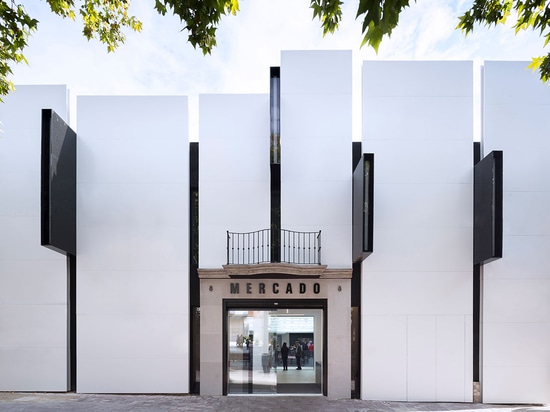 Of the old building, which consists of two volumes, two floors, and a basement, the architects retained and reinforced the exterior walls (partly painting them black)