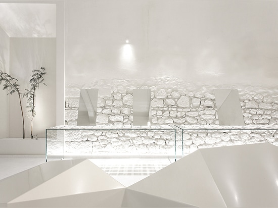 a white predominance sits in harmony with the use of mirrors and glass