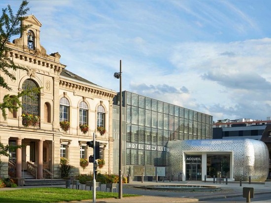 A stainless steel shell welcomes visitors to this city hall building