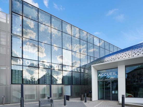 A stainless steel shell welcomes visitors to this city hall building