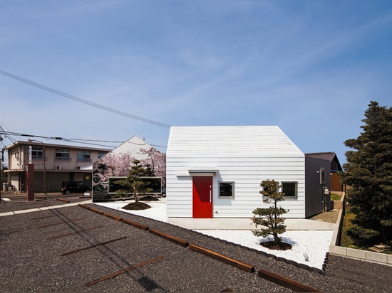 polished mirrored surfaces reflect the building’s residential setting