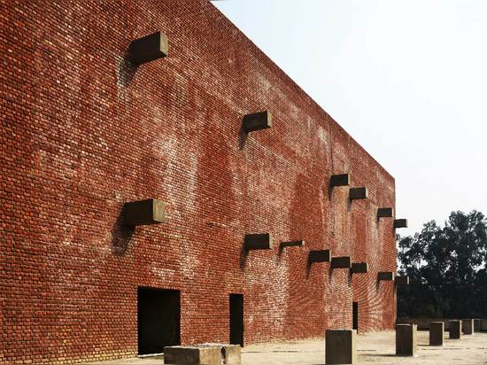 On the rooftop of the loading bay, the back of the tower-like office slab. (Photo: AKDA)