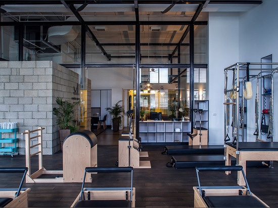 Jacobs-Yaniv Architects creates pilates studio for Paralympic swimmer