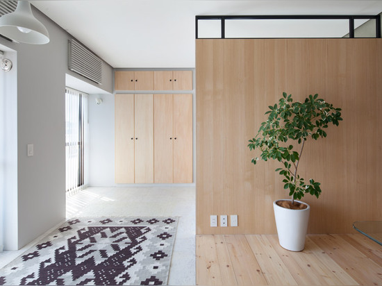 Sinato hides two bedrooms behind an L-shaped wall in Fujigaoka M apartment