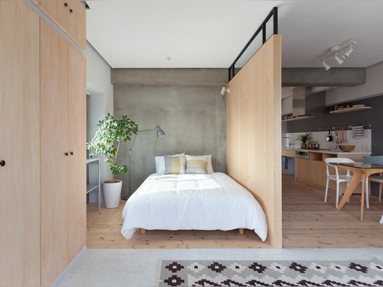 Sinato hides two bedrooms behind an L-shaped wall in Fujigaoka M apartment