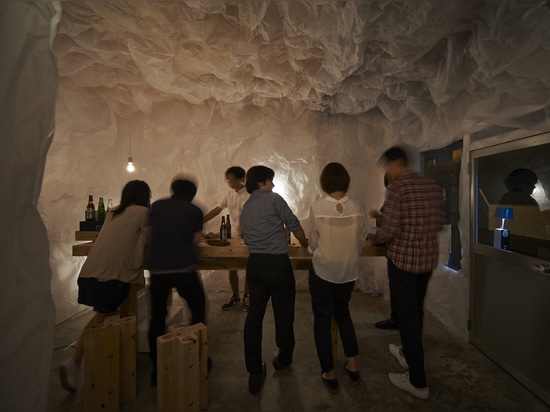 Crumpled paper transforms a gallery into grotto-like Yorunoma bar in Japan