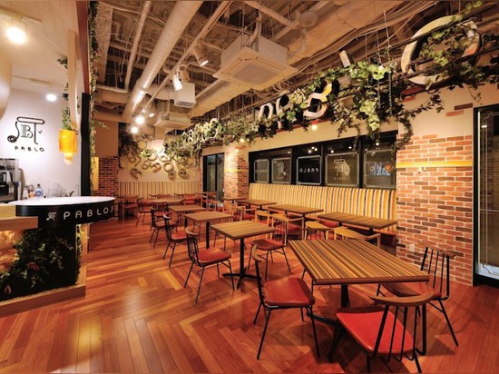 Curvaceous Green Walls Lure Visitors Into This Fresh-Baked Cheese Tart Store in Yokohama