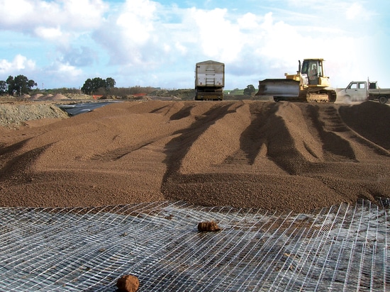 Construcrion of a Laterlite Expanded Clay embankment