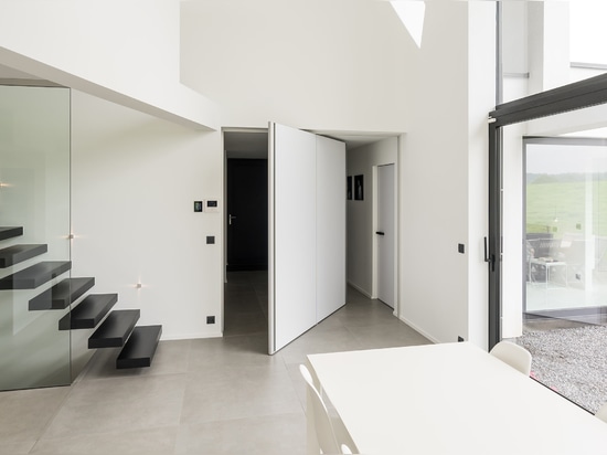 Pivot door with 360° pivoting hinge and 2 vertical handles