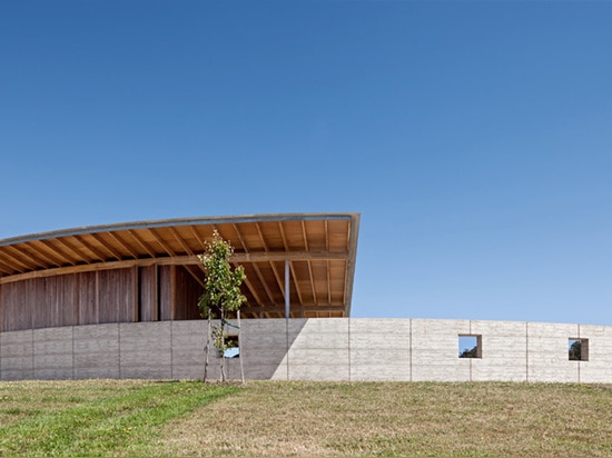 Equestrian centre on Australia's south coast features a curving rammed-earth wall