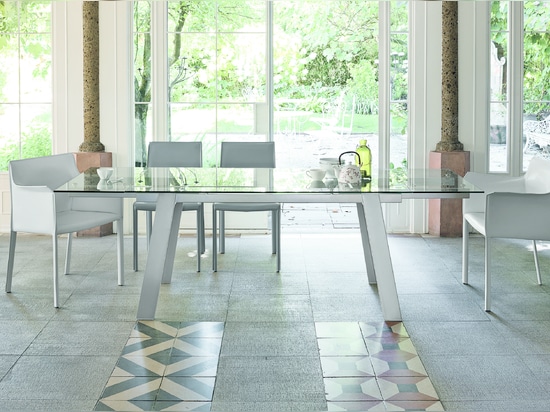 ITALIAN IDEAS: GIOVE DINING TABLE