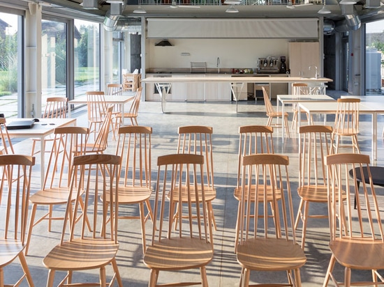 a projector simultaneously acts as a partitioning for the kitchen space