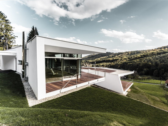 Love Architecture completes house of two halves overlooking an Austrian valley