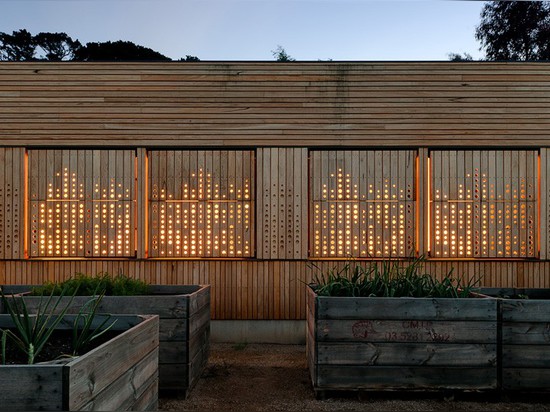 Mihaly Slocombe extends vineyard home in Australia with wooden nursery