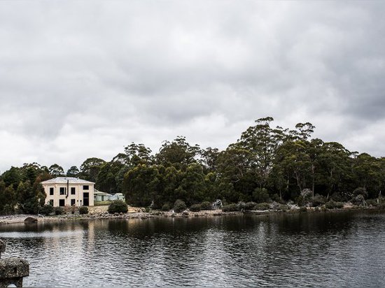 Cumulus Studio converts an Art Deco pump house into a hotel on a Tasmanian lake