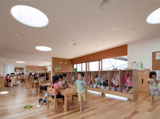 aisaka architects’ atelier organizes japanese nursery around grassy playground