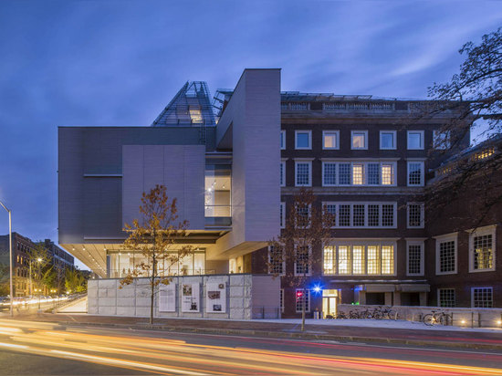 Exterior view by night