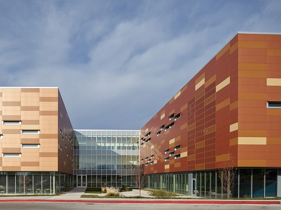 A new outdoor courtyard between two academic wings is created. ( Photo © : Mike Sinclair )