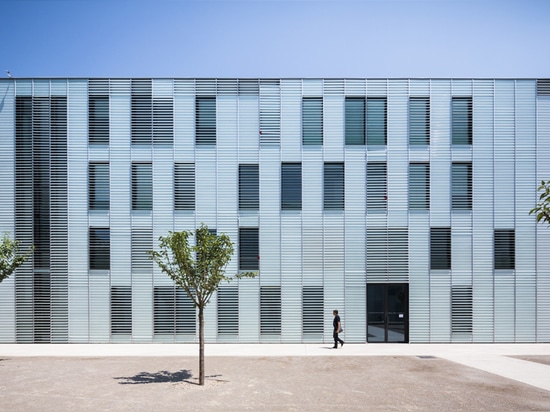 Like wallpaper: The inner facades of the square are completely covered by nauco-louvers.