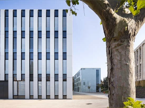 The exterior facades of the load-bearing posts are made of concrete panels.