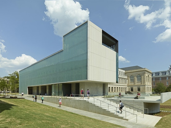 Southwest corner of addition, with Vol Walker Hall and Old Main beyond ( Photo © : Timothy Hursley )