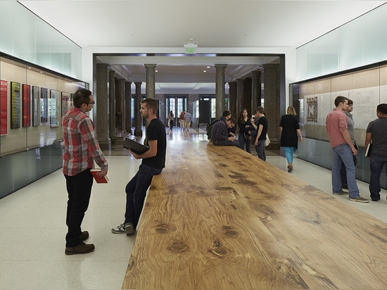 Central lobby on main campus axis with display vitrines and read oak tableau ( Photo © : Timothy Hursley )