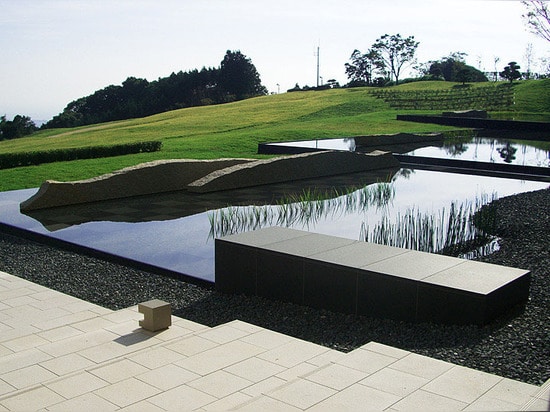 The mirror-like surface of the water reflects the landscape of the  Nihondaira plateau.  ( Photo © : Yoshinobu Hayashi )