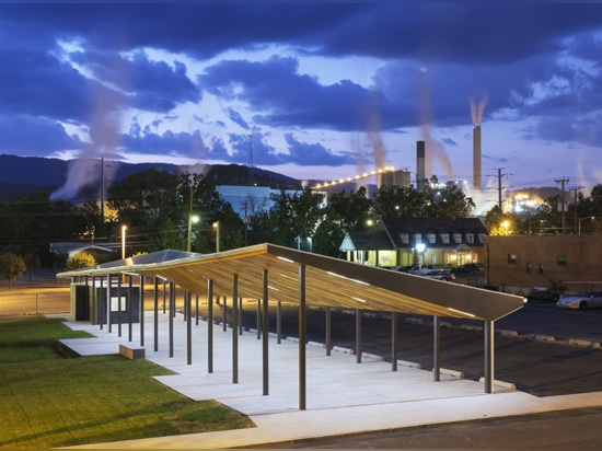 Twilight view of market in context (Photo: Jeff Goldberg, Esto)