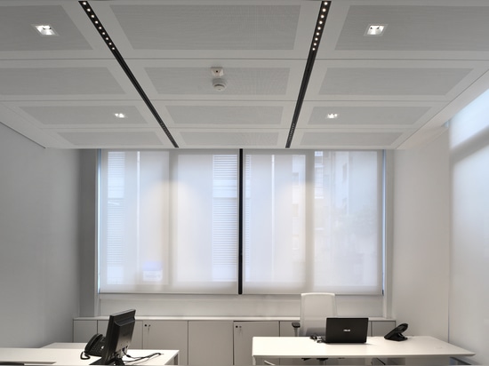 This Nuit profile and Down 80 are integrated in the ceiling which blends perfectly with the architecture in this office.