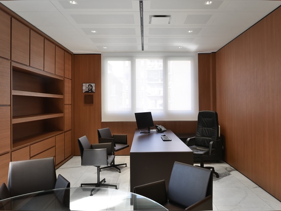 In this office the architectural choices like the use of marble and wooden material are perfectly stressed by the recessed fixtures Nuit profile and Down 80. These light fixtures are integrated in ...