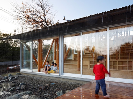 the rainwater mechanism promotes roof cooling and creates a waterfall for children to play in