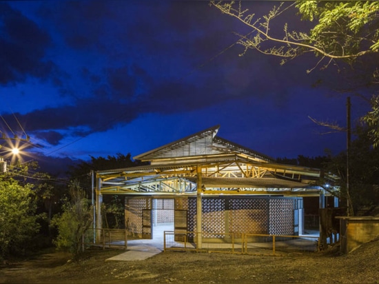 Architects use local materials to build beautiful Costa Rica community center