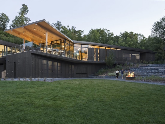 Green-roofed visitor center blends into Quebec’s lakeside landscape