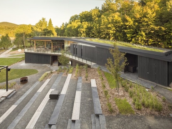 Green-roofed visitor center blends into Quebec’s lakeside landscape