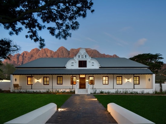 Ethereal South African chapel topped with ‘floating’ winged roof