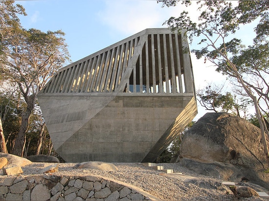 BNKR arquitectura shares new photos of the sunset chapel in the acapulco hills