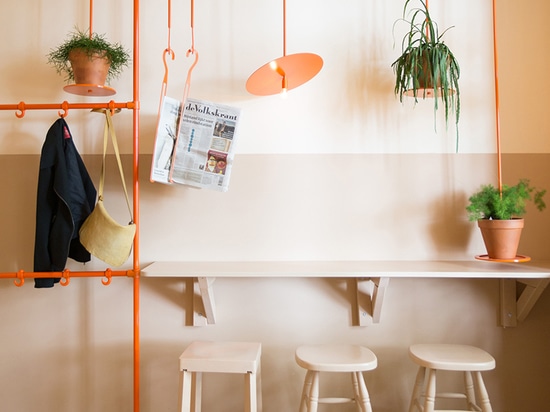 overtreders W hangs orange rail above hangop dutch café