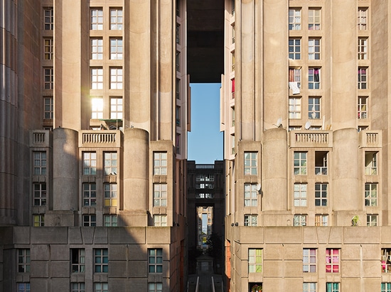 tour ricardo bofill's monumental postmodern housing complex near paris