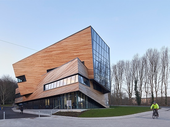 daniel libeskind clads durham university's ogden centre with interlocking wooden façade