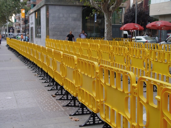 Plastic crowd control barriers