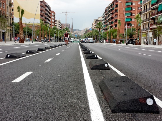 Rubber cycle lane defenders Barcelona