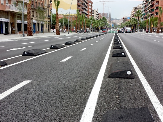 Rubber cycle lane defenders Barcelona